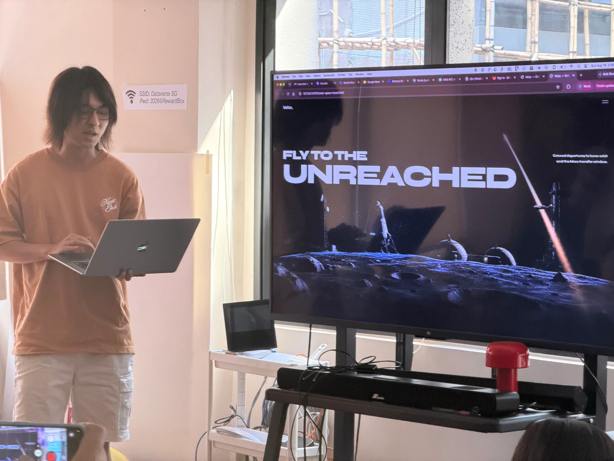 一位参与者在 OpenDesign Hong Kong 研讨会上展示身临其境的网络体验。